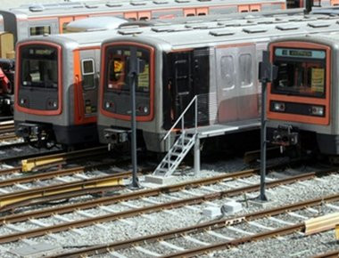 Πυρκαγιά σε εγκαταλελειμμένο βαγόνι στον ΗΣΑΠ στο Θησείο